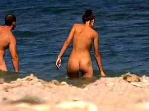 Breasty Topless Babe Spied On Voyeur Camera At The Beach