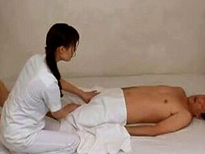 la femme asiatique se fait masser pendant que le mari attend